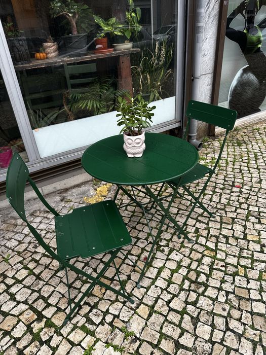 Jogo de mesa com 2 cadeiras ( disponivel 4 jogos)