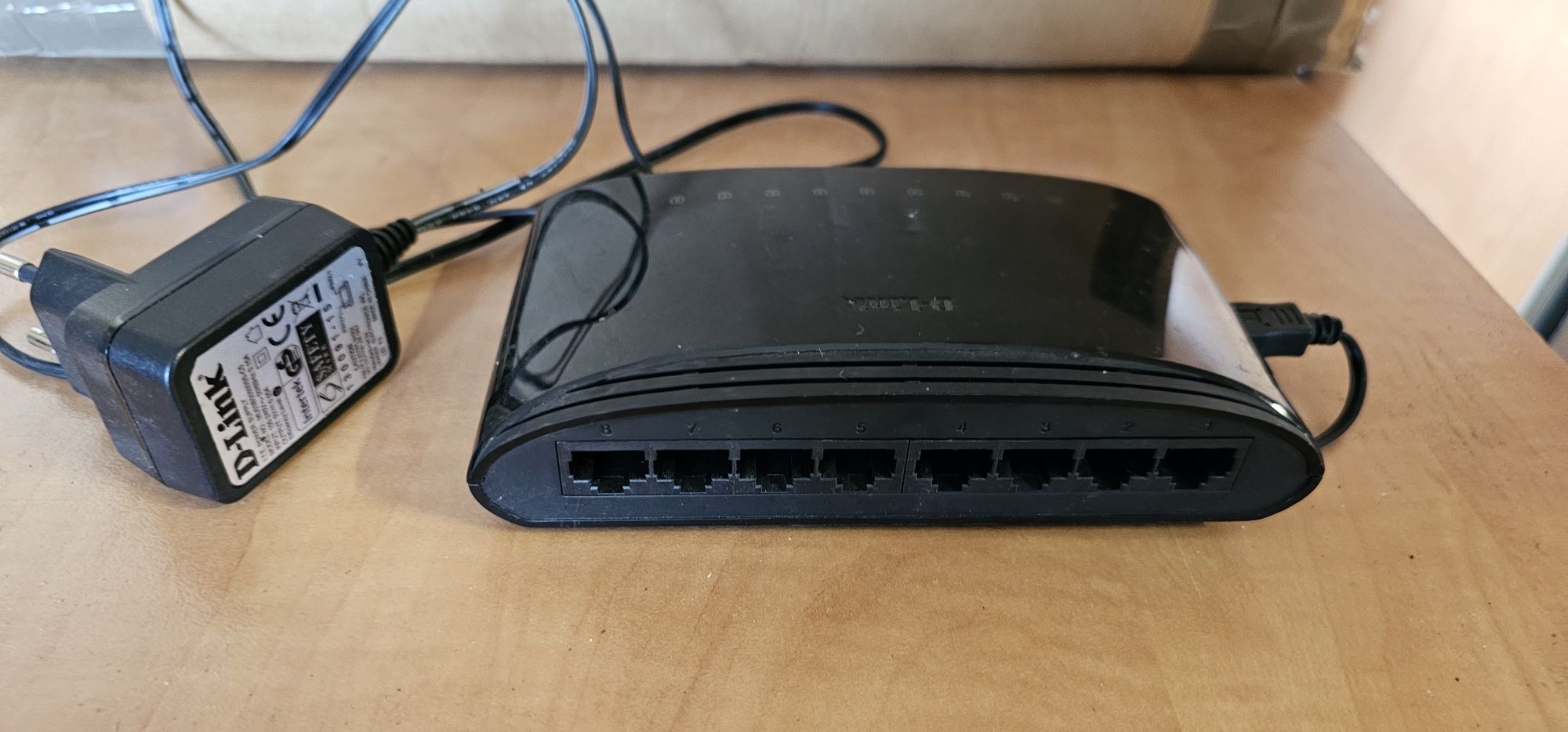 8-portowy przełącznik Fast Ethernet
DES-1008D