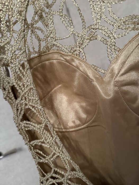 Шикарна сукня кольору шампань (золото) з відкритою спинкою