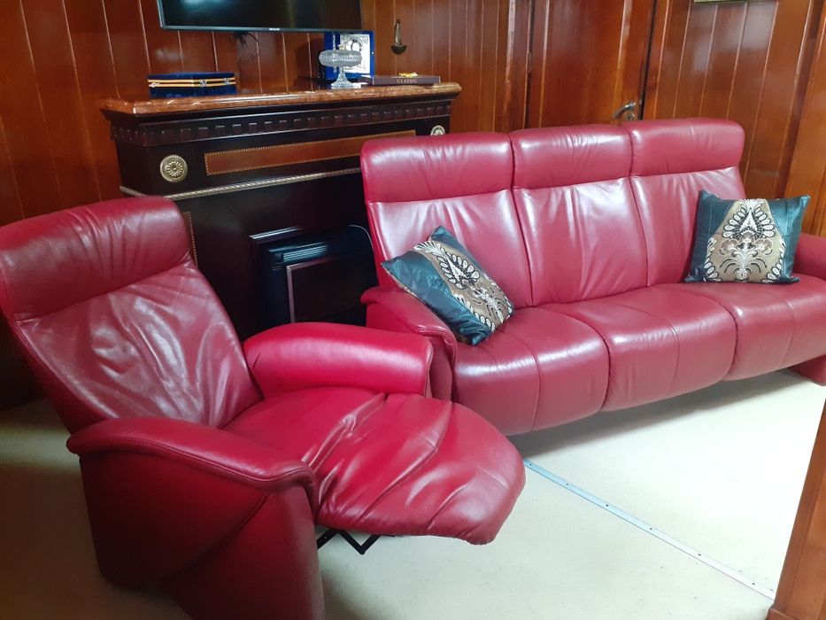 Шкіряний комплект меблі.Диван і крісло. Бренд.
