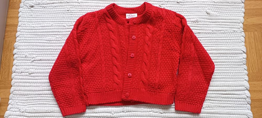 Ogrodniczki i sweterek dla dziewczynki.