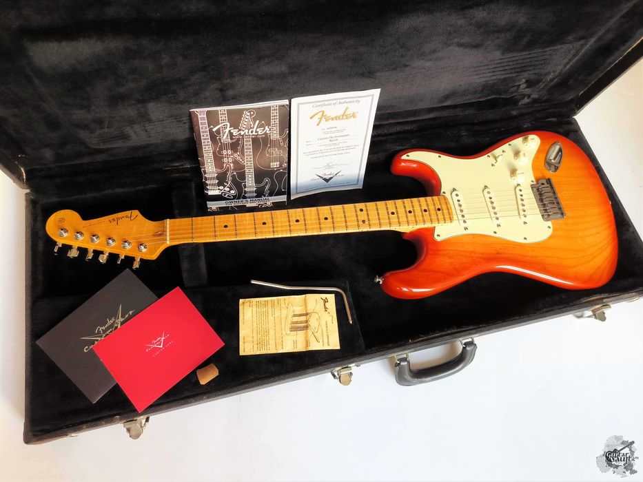 Fender Custom Shop Deluxe Ash Stratocaster® '2009 Aged Cherry Sunburst