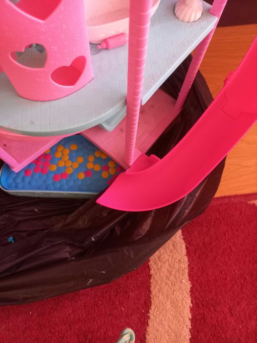 Vendo Casa da Barbie com Piscina - Chelsea. Muito pouco usada