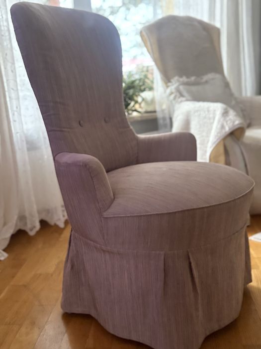 Fotel pudrowy rózowy vintage retro falbanka prowansalski
