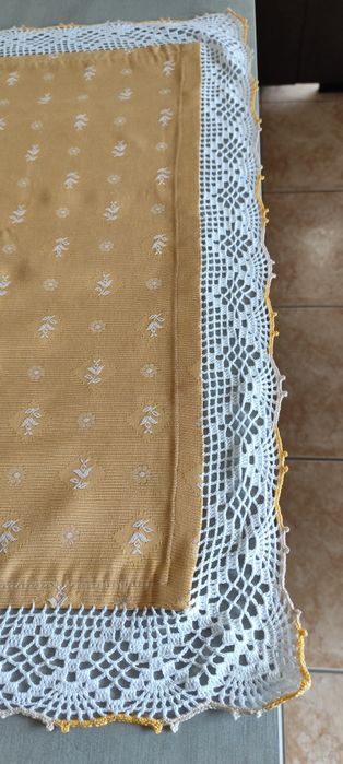 Toalha de Mesa com Crochê Feito à Mão