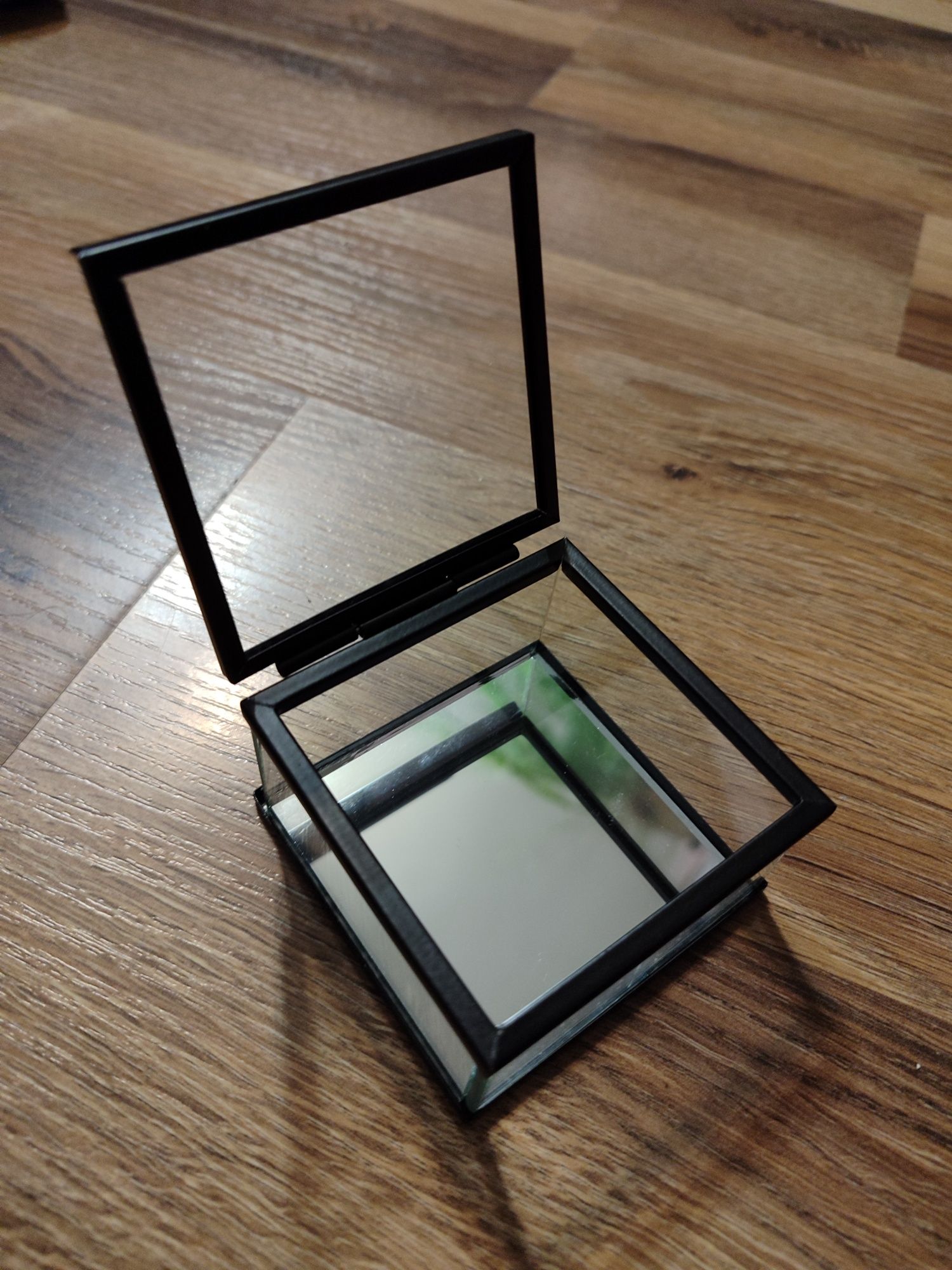 Szklana szkatułka z lustrem