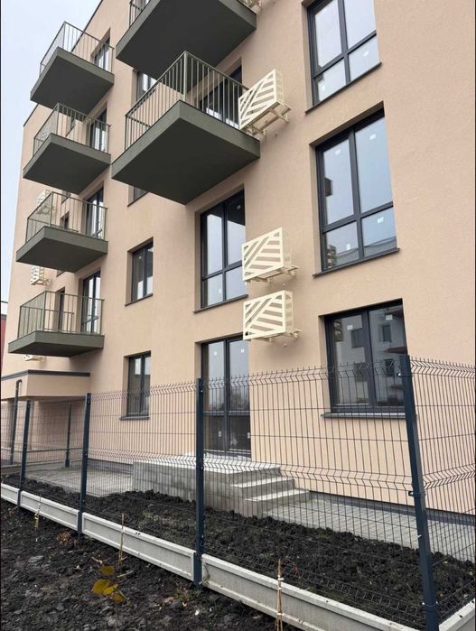 Готова квартира в новобудові з власним двориком від Забудовника