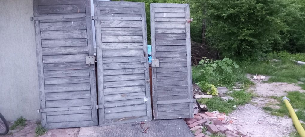Dzwi z demontarzu drewniane stare i ciężkie