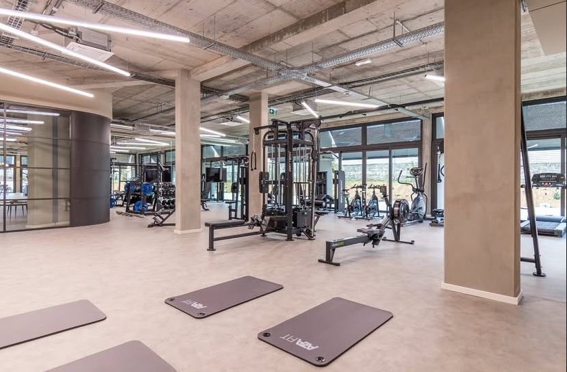 Quarto disponível em residência moderna — ideal para estudantes