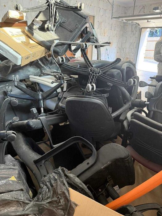 офісні меблі стільці столи тумби стелажі