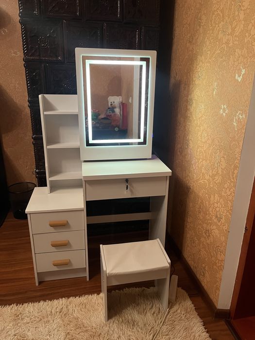 Туалетний столик з дзеркалом та пуфиком можливий тор!
