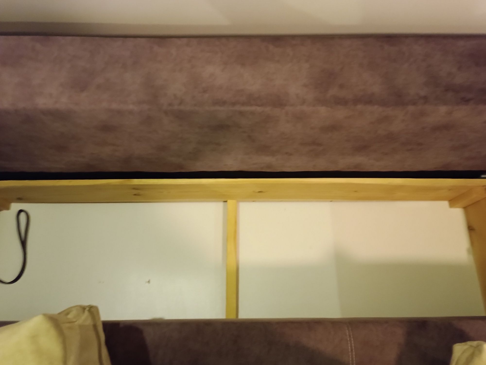 Jasno fioletowa sofa
