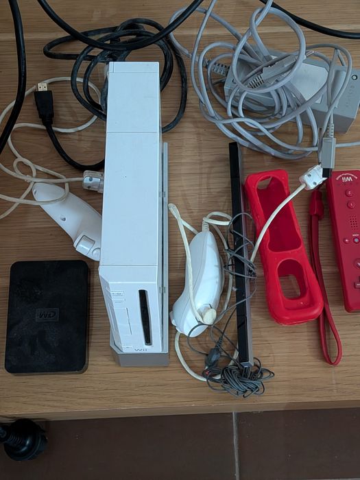 Wii com comando e disco com jogos