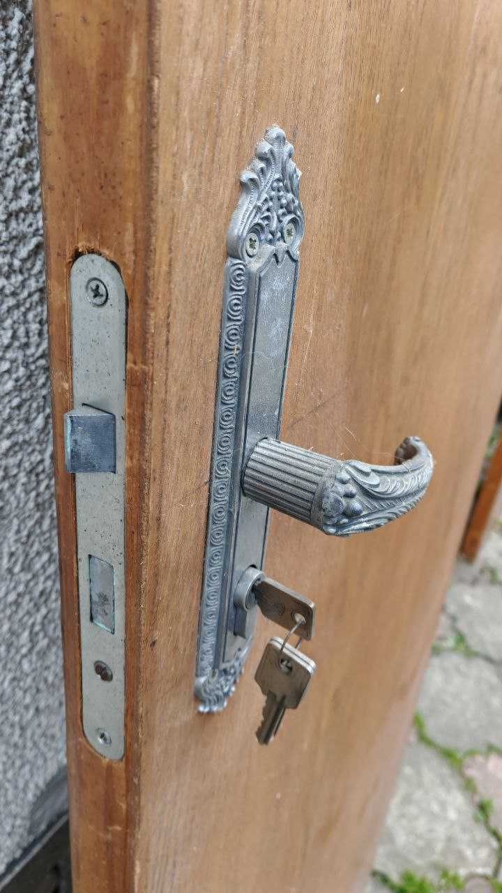 Двері дерево із замком