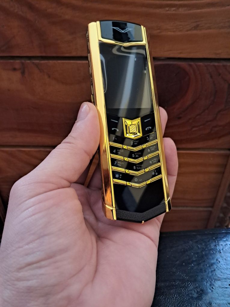 Мобильный телефон VERTU Signature