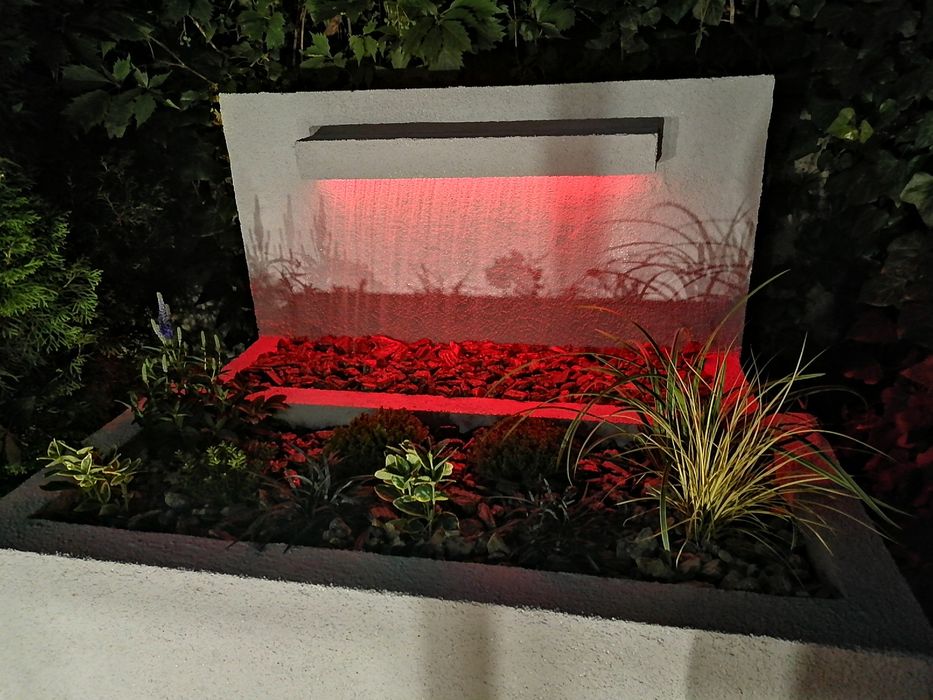 Duża fontanna z donicą do ogrodu, na taras do hotelu