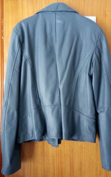 Blusão em pele cinza azulado