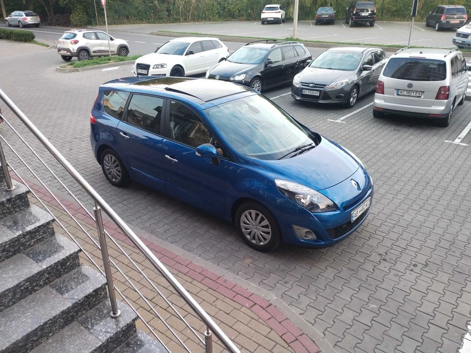 Grand Scenic 2011 року