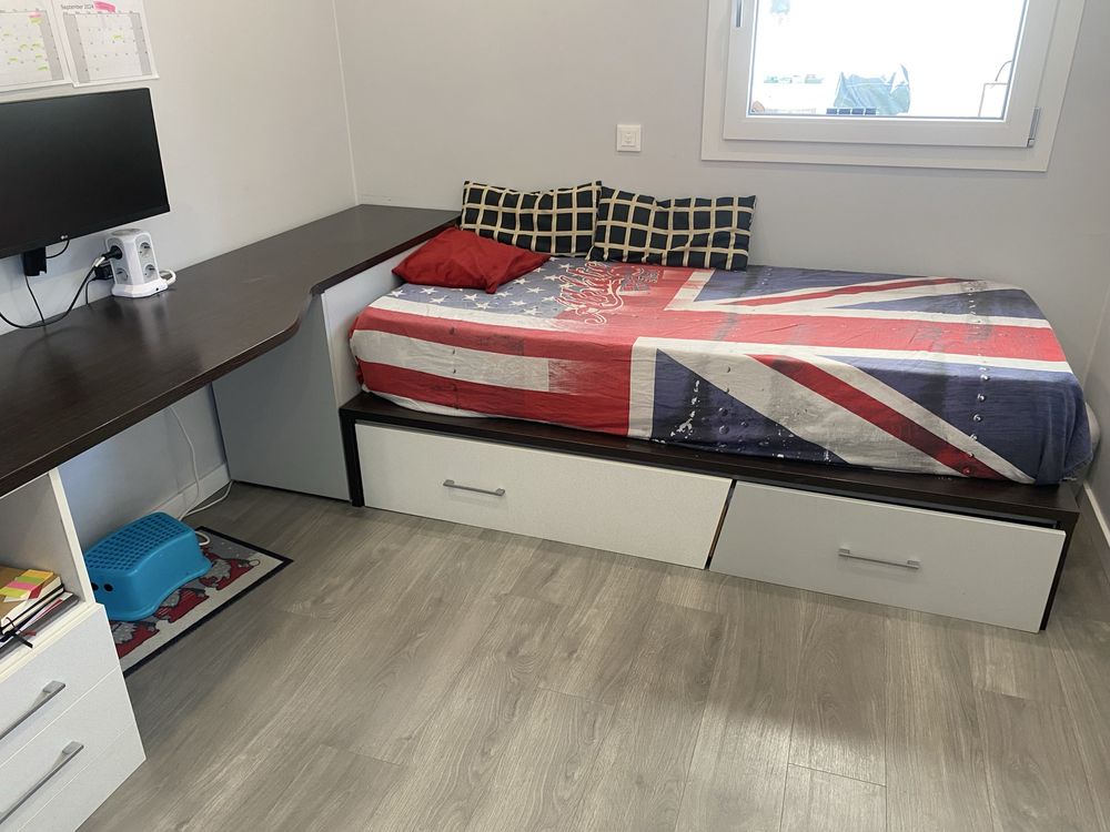 Cama e secretaria rapaz