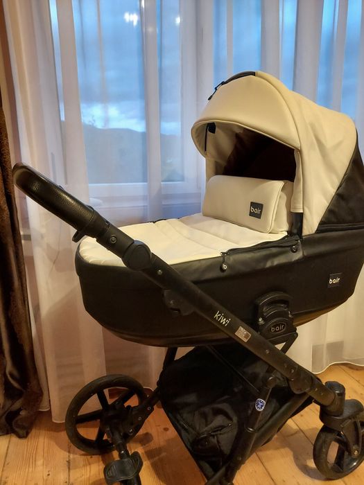 Продається коляска 3 в 1 Bair Kiwi
Чорно-біла, стан 9/10.
Є москітна с