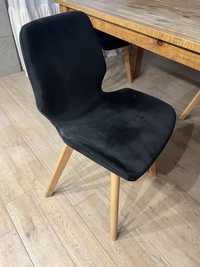 Krzesla czarne welurowe nogi drewniane jasne