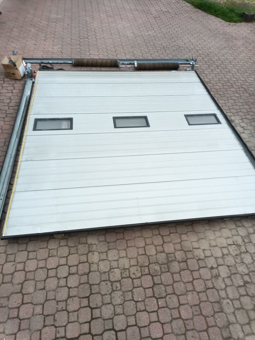Brama garażowa segmentowa Wiśniowski