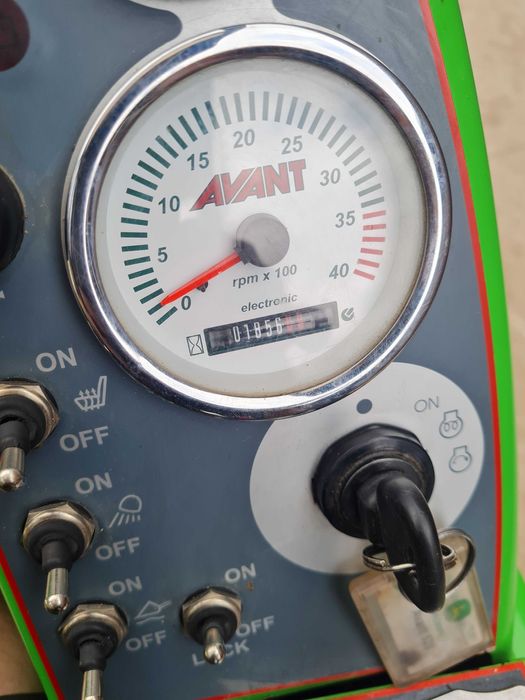 Miniładowarka ładowarka Avant 528