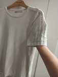 Bialy grubszy elastyczny t-shirt z ozdobnym rękawem
