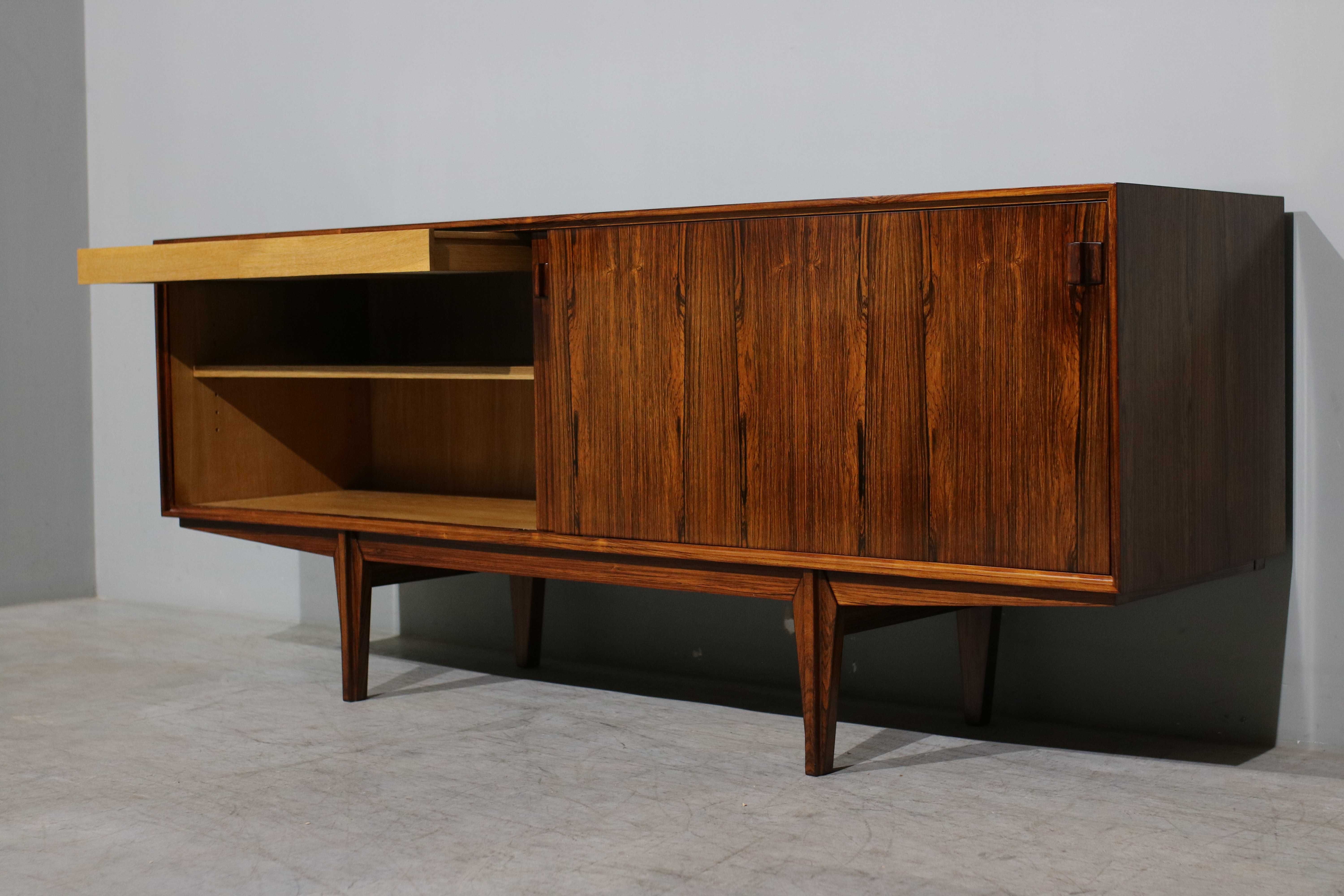 Aparador dinamarquês da década de 1960 em pau santo | Nordic Design