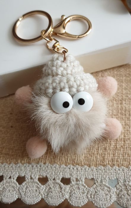Puchaty breloczek w szydełkowej czapeczce