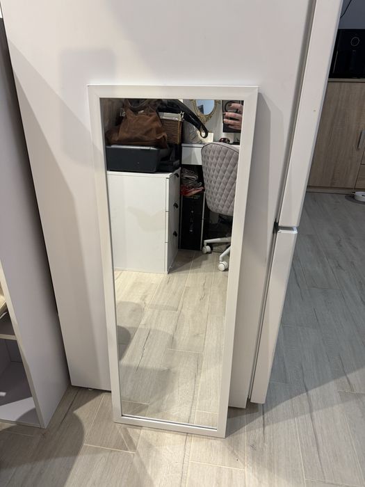 biale lustro stojące wiszące w ramie