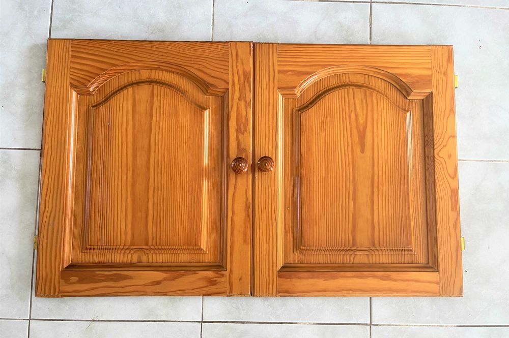 Portas de Armário em Pinho com Dobradiça