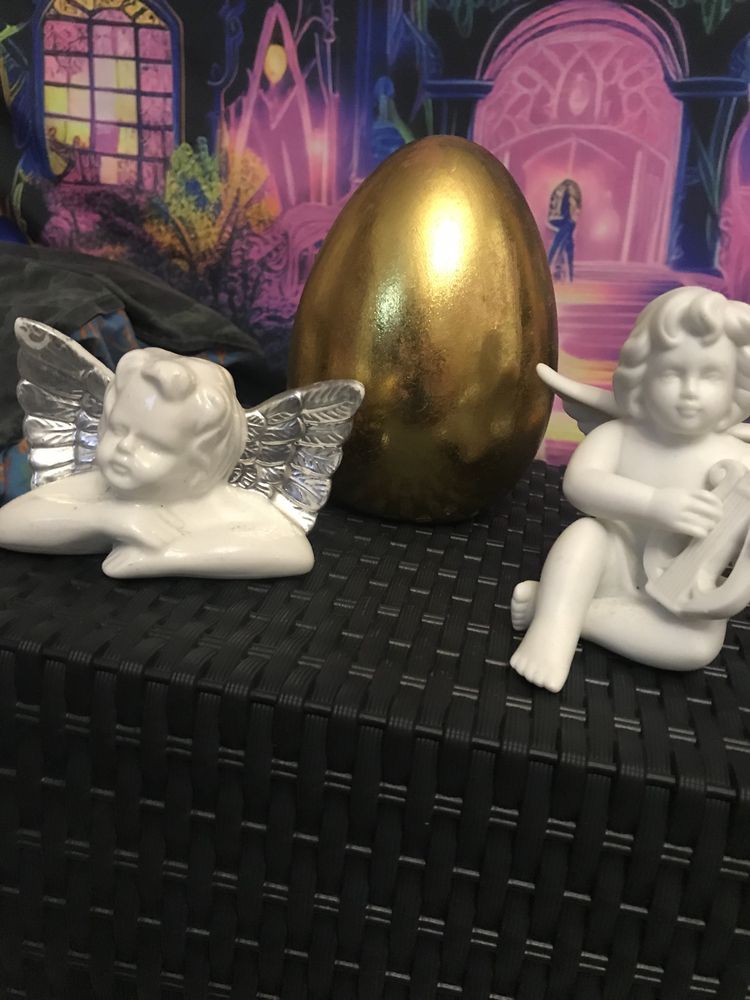 Figurki aniolki i złote jajo