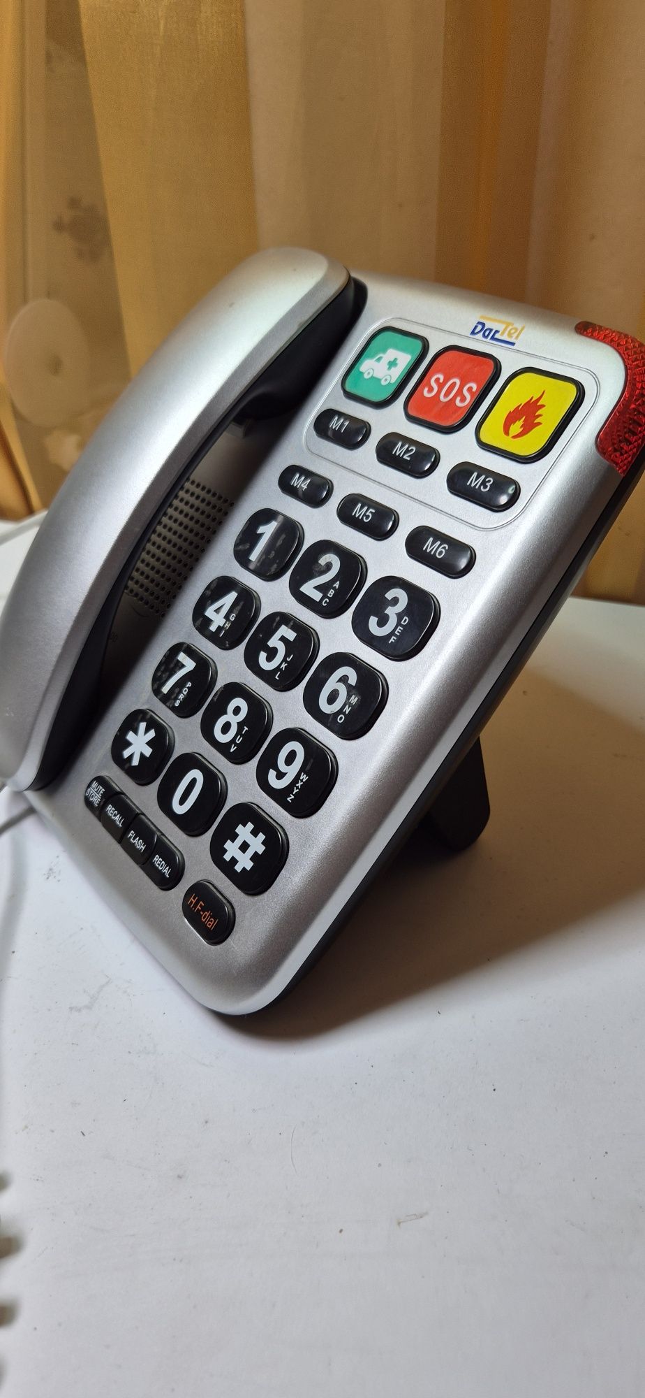 Sprawny telefon stacjonarny dla starszych lub chorych ludzi SOS