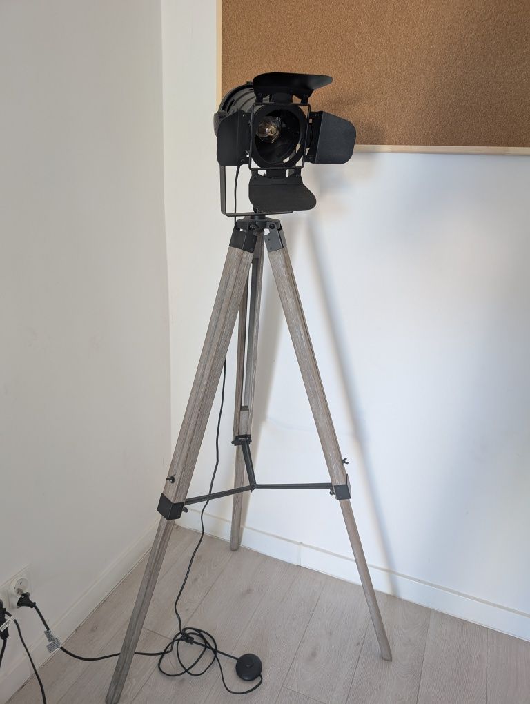 Lampa podłogowa stojąca drewno trójnóg reflektor