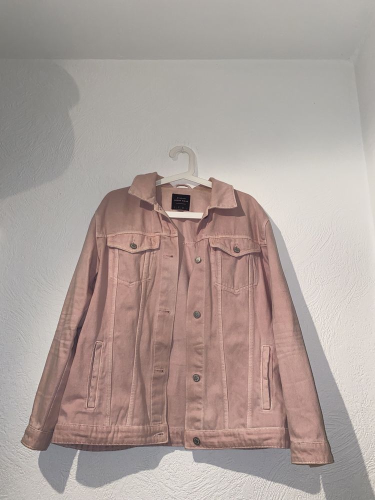 różowa kurtka jeansowa