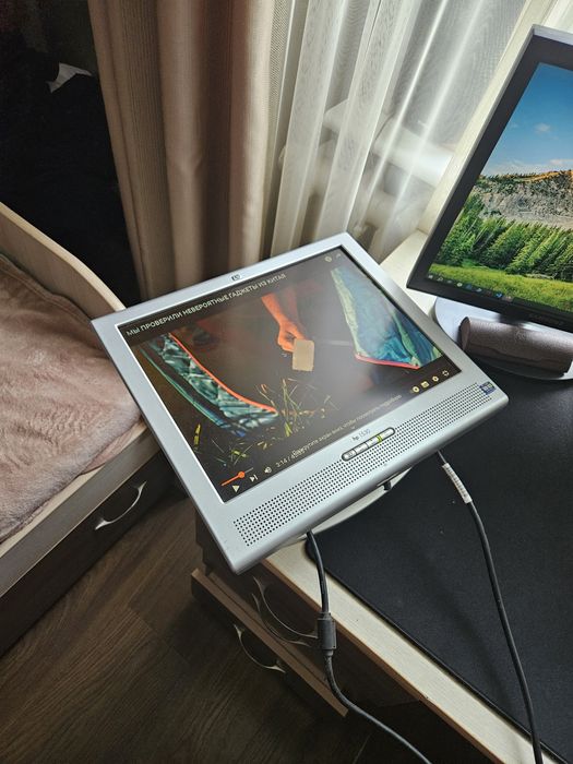 Монитор HP 1530 с динамиками