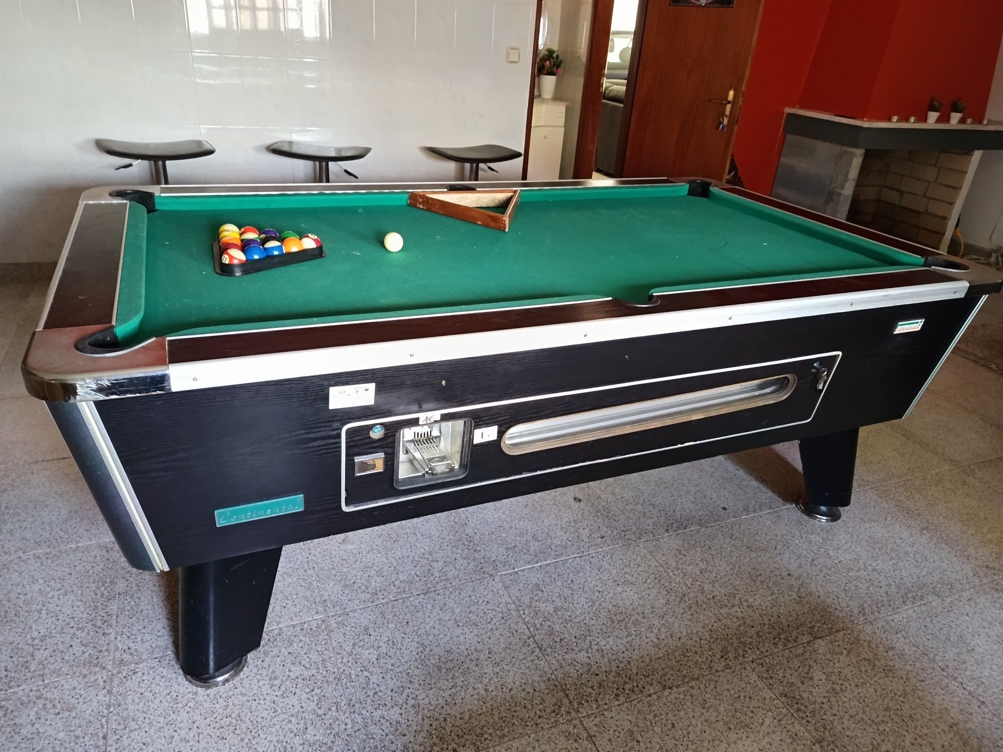 Mesa de snooker com Moedeiro em  bom estado.
