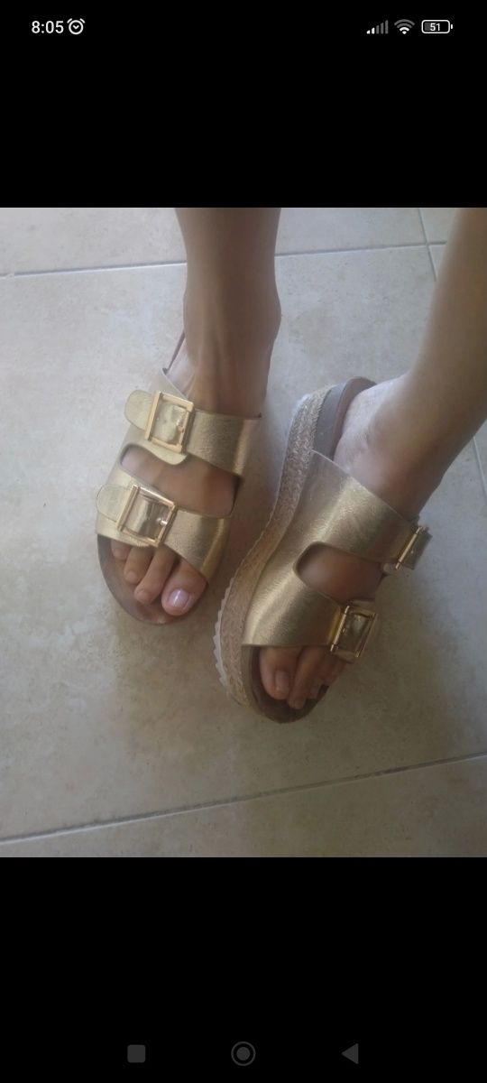 Sandálias ortopédicas douradas