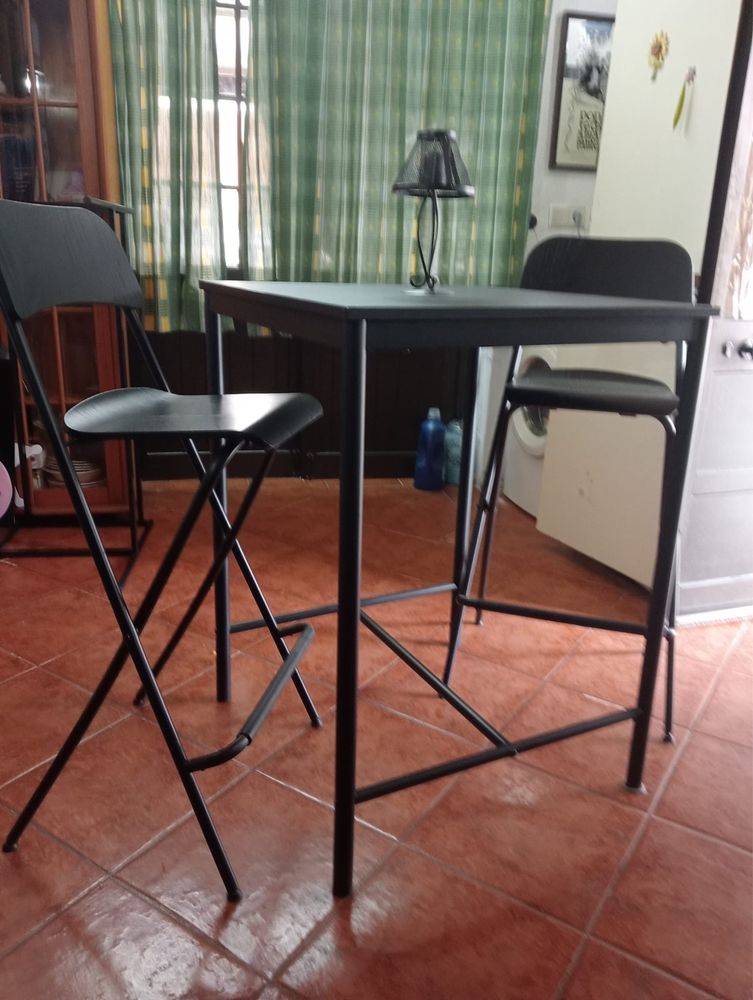 Conjunto de Mesa com 2 bancos altos ikea