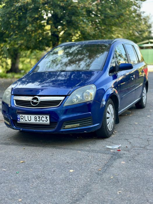 Opel Zafira 1.8 на полном ходу