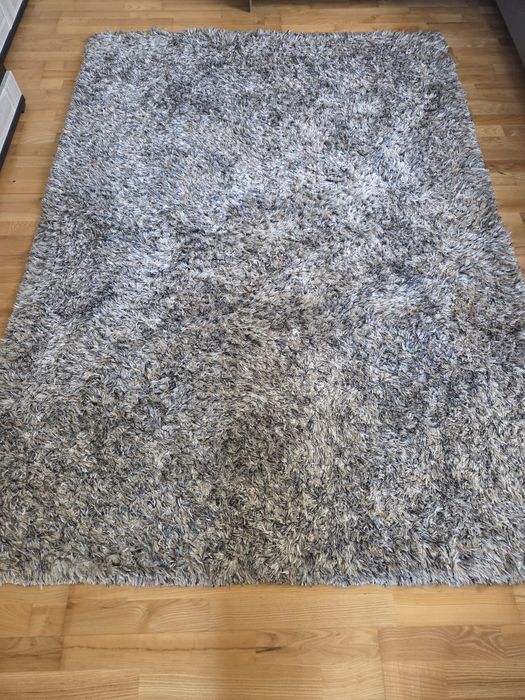 Dywan o szarym kolorze