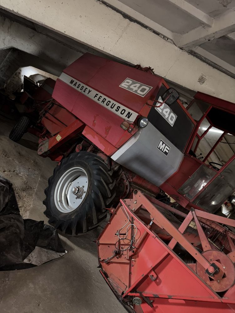 Комбайн Massey Ferguson 240