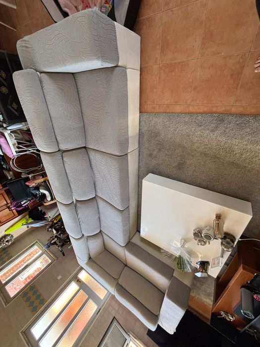 Sofá laskasas 5 lugares grande mais a mesa com gaveta