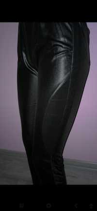 Leginsy latex z dekoracja