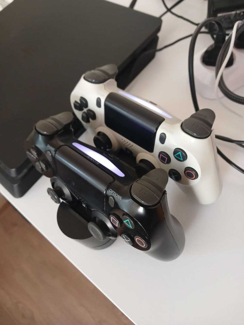 Продам PS 4 + 2 джойстики + зарядку