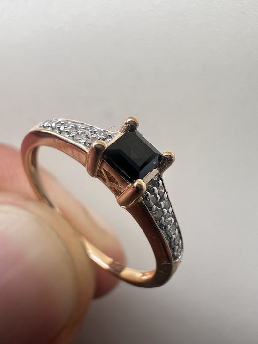 Видное золотое кольцо усеянное бриллиантами и сапфиром 585 проба