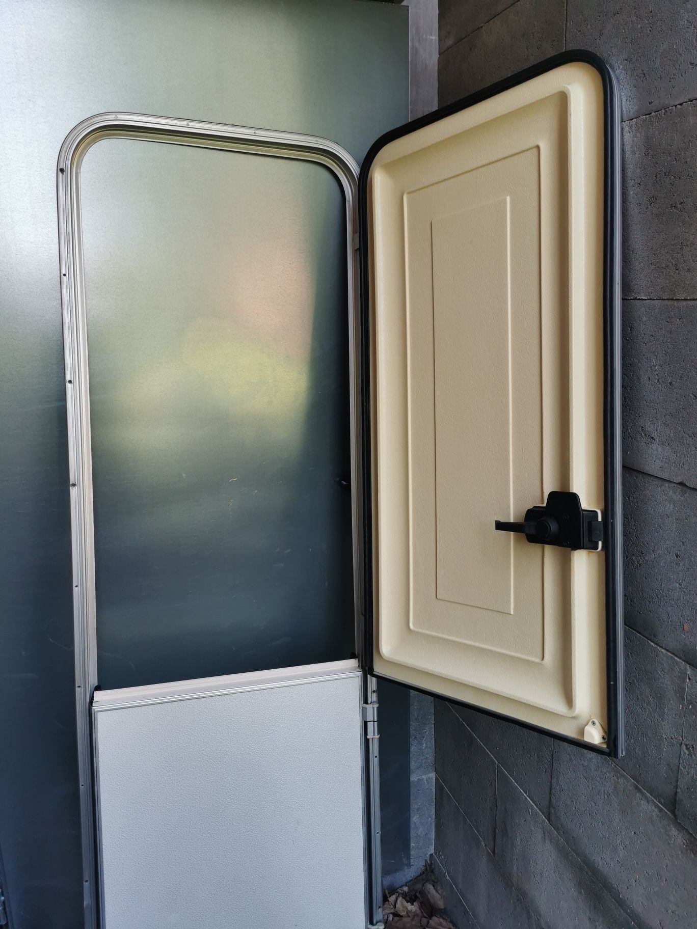 Drzwi z ramą do kampera - przyczepy kempingowej