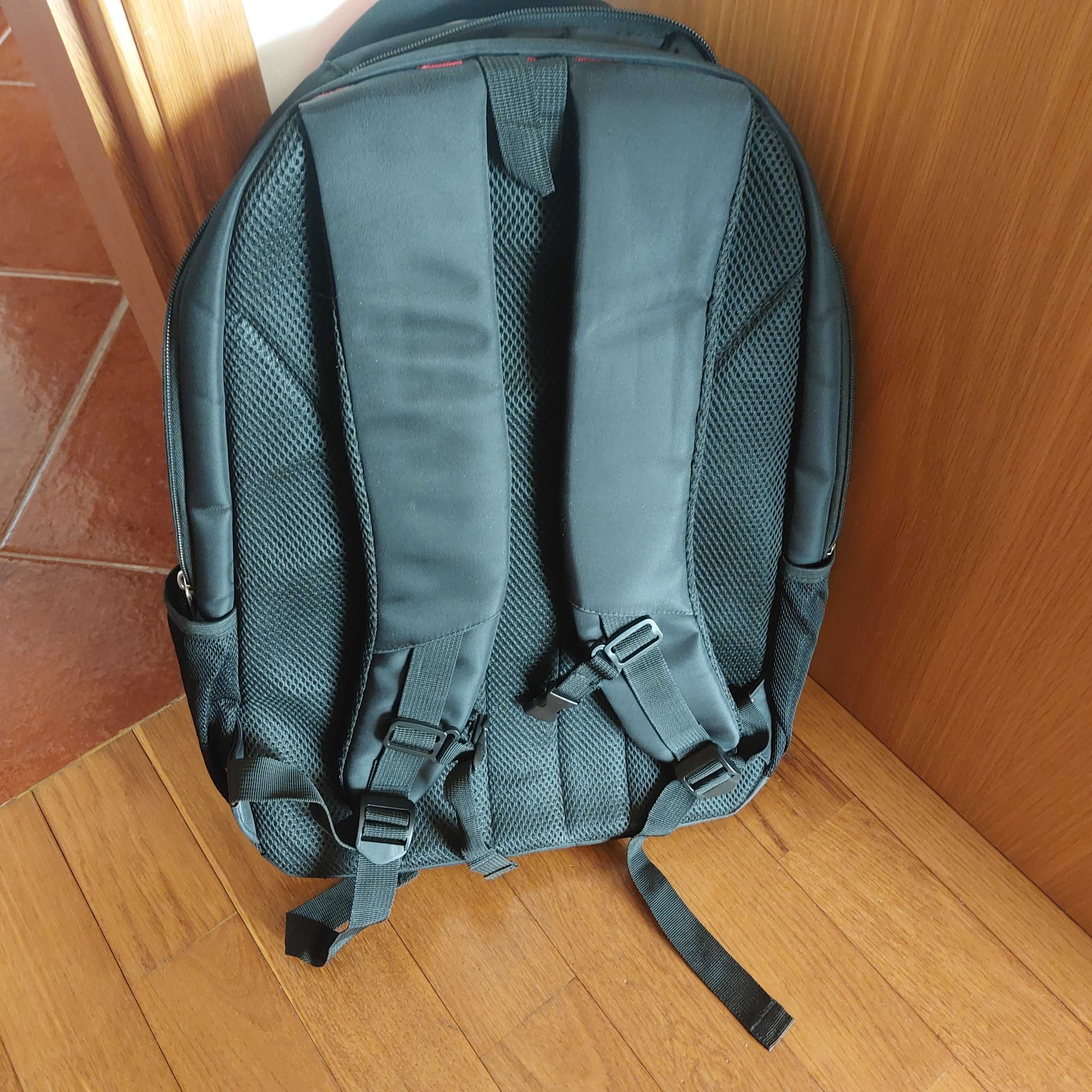 Mochila preta, grande, em ótimo estado.