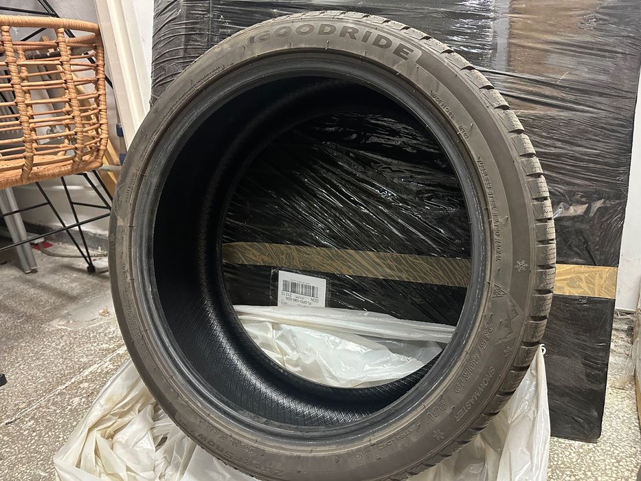 Opnony zimowe Goodride 235/40/R19